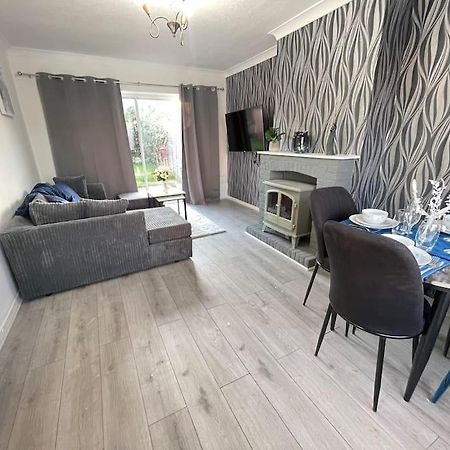 Heathrow 3 Bed House & Workspace Sleeps 6 Terminal5 Stanwell Dış mekan fotoğraf