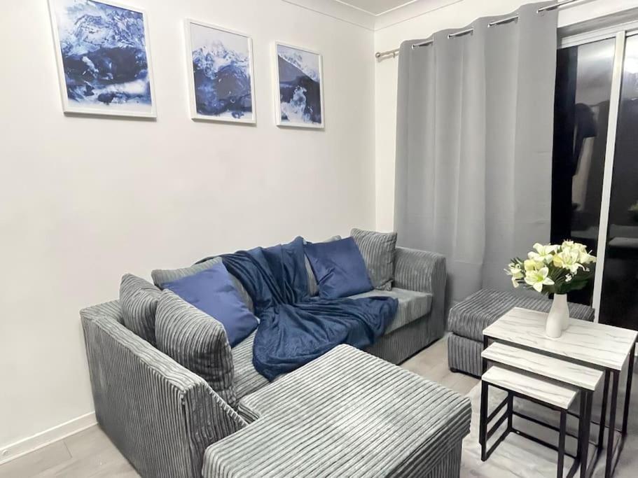 Heathrow 3 Bed House & Workspace Sleeps 6 Terminal5 Stanwell Dış mekan fotoğraf