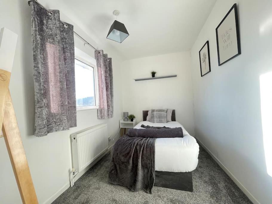 Heathrow 3 Bed House & Workspace Sleeps 6 Terminal5 Stanwell Dış mekan fotoğraf